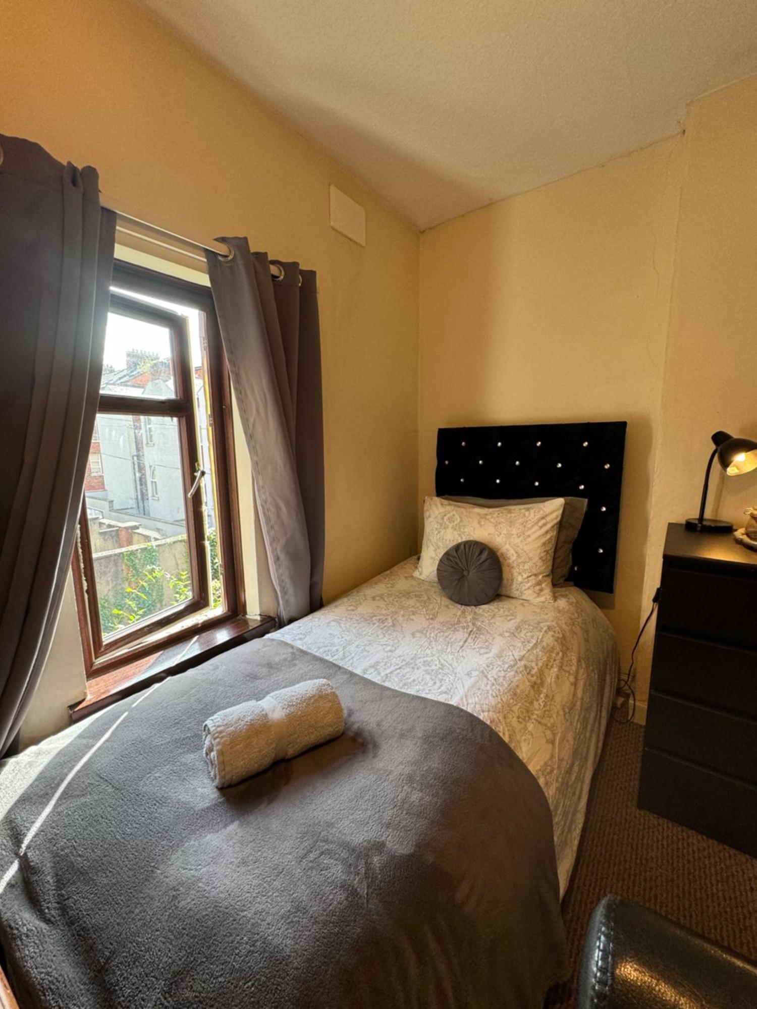 House In Antrim Road Hotel Belfast Bagian luar foto